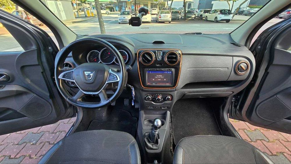 Dacia Lodgy Stepway 1.5 dCi 110 cv, diesel (gasóleo), 7 lugares, Dezembro de 2017, Cinzento