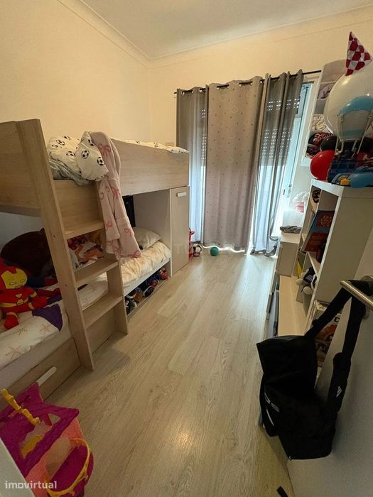 Apartamento T2 Renovado na Venda Nova – Zona Calma e Bem Localizada
