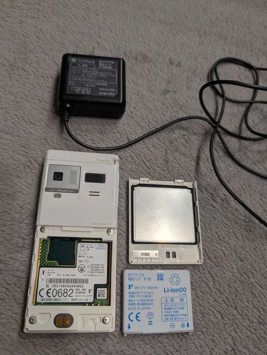 Японский мобильный Fujitsu Docomo F-03C Flip телефон раскладушка