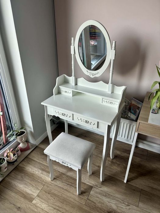 Toaletka z lustrem i taboretem