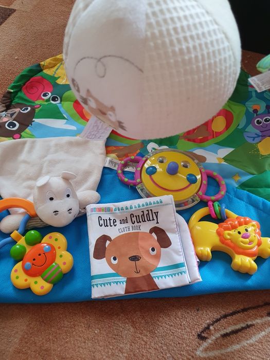 Развивающий коврик Lamaze + погремушка, книжка, мягкий мяч