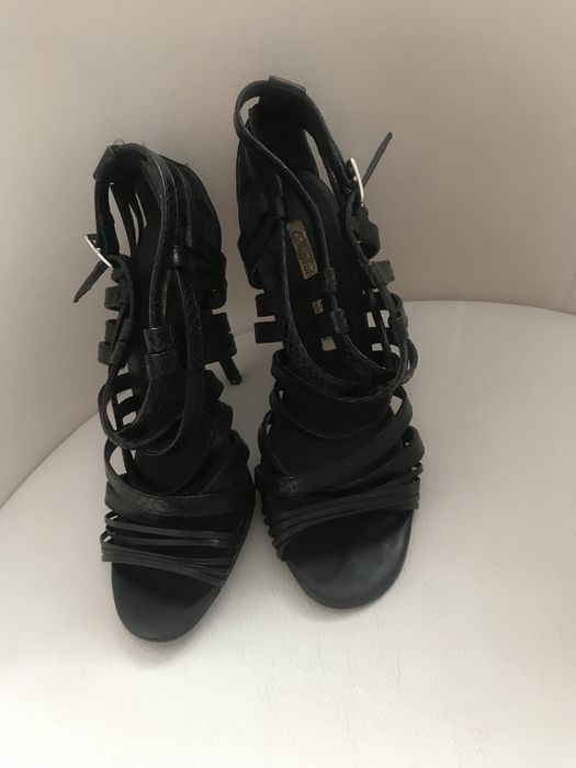 Sandały na szpilce ze skóry Buffalo London r. 38/24