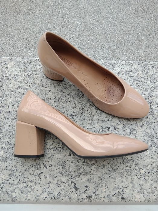 Beżowe czółenka lakierowane 37,5 Jones skóra