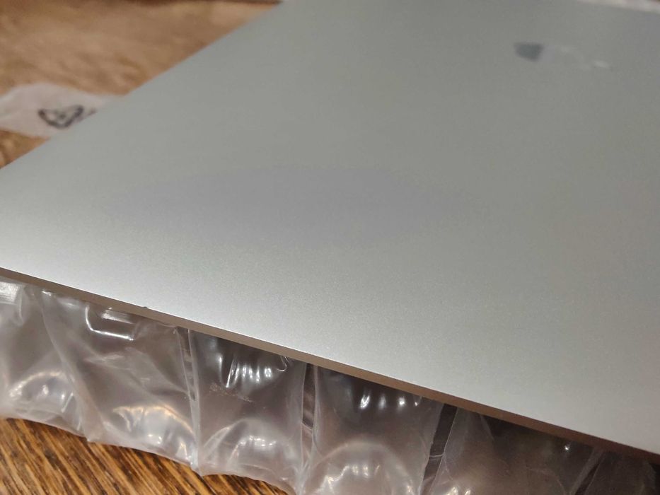 Ekran z obudowa SILVER Macbook pro 16 2019