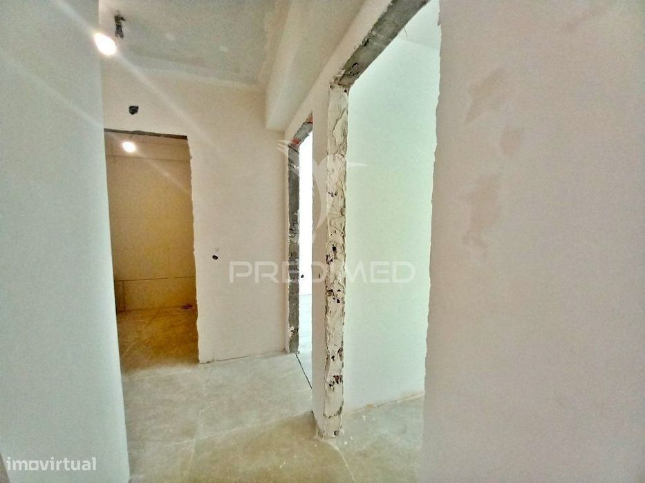Apartamento T2 Totalmente Remodelado no Carregado