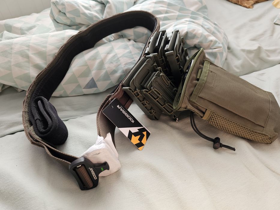 Pas taktyczny z ładownicami i torbą zrzutową