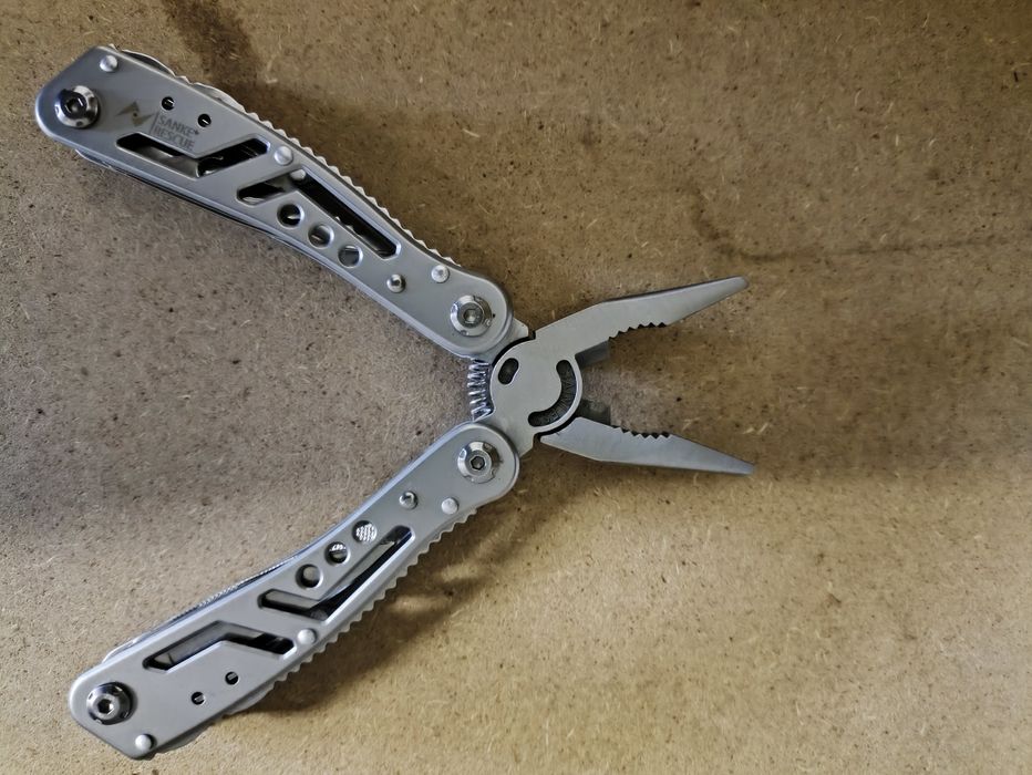 Multitool 24 w 1 z pokrowcem scyzoryk survivalowy plecak