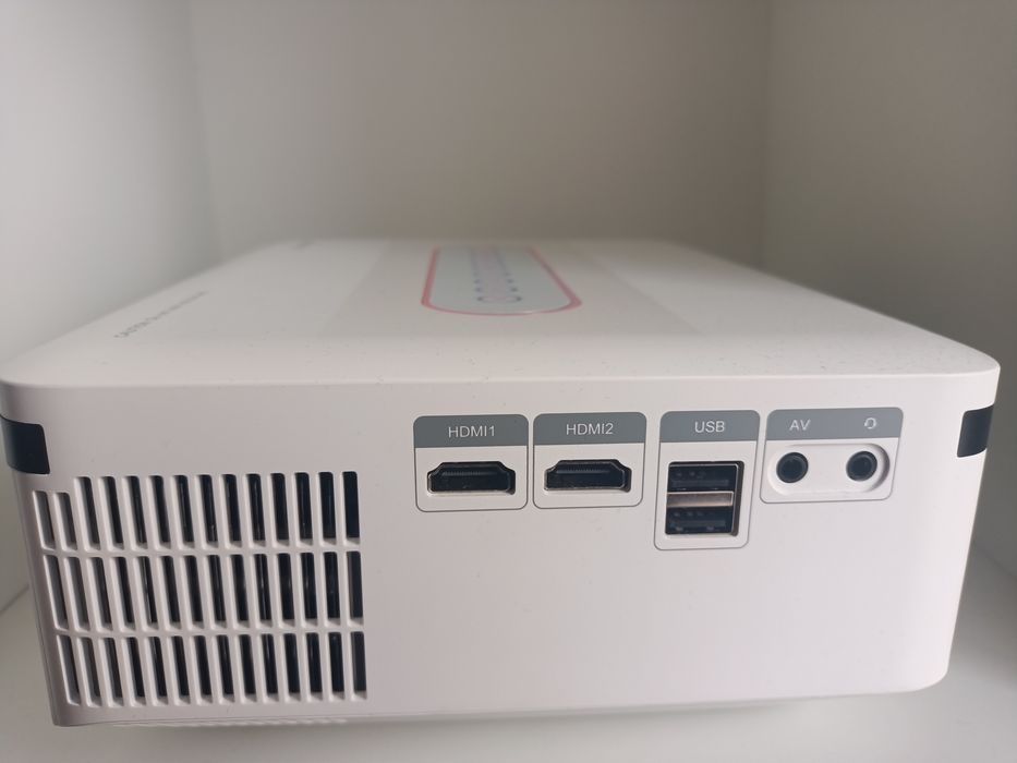 Projektor wifi, bluetooth, trapezowa korekcja obrazu
