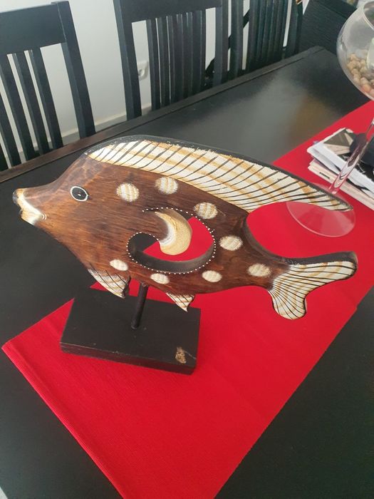Peixe de madeira decorativo