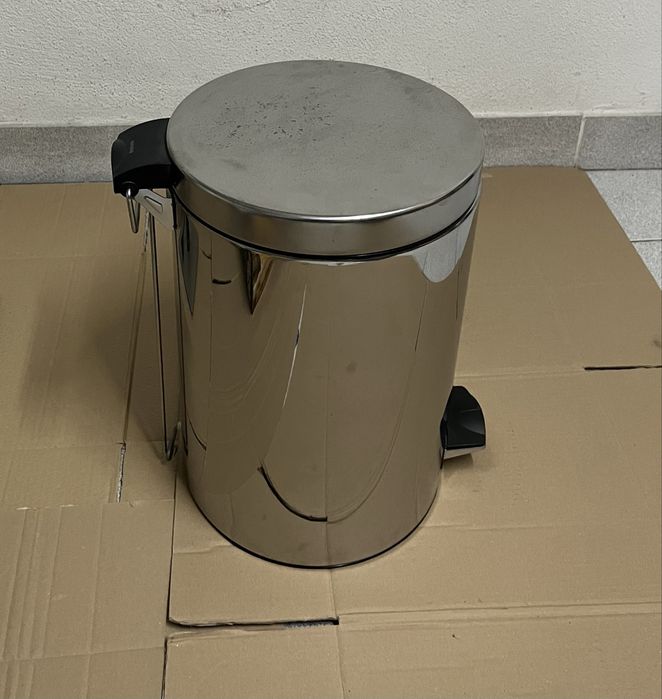 Caixote do lixo 20L Brabantia,em aço inox, com pedal.