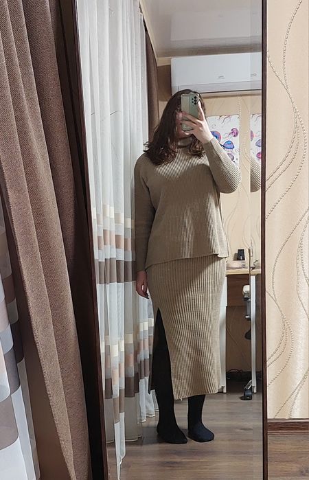 Костюм в'язаний зі спідницею бежевий VOVK