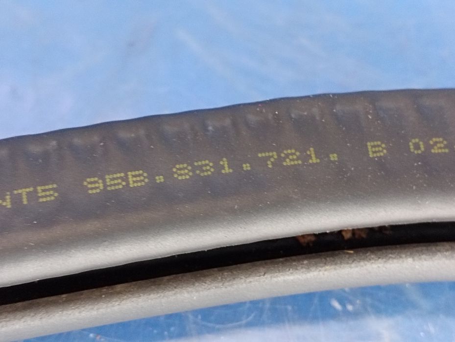 Ущільнювач дверей передній  Porsche Macan 95B 2.0 Порш Макан