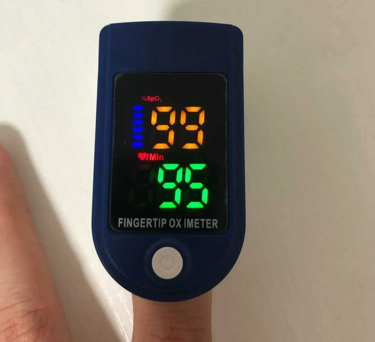 Бесконтактный инфракрасный термометр и пульсоксиметр для измерения