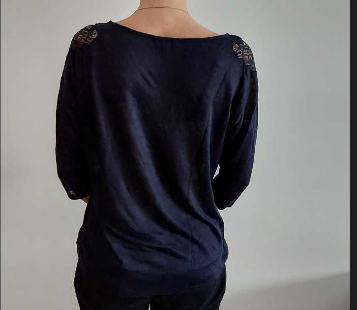 Camisola da Massimo Dutti, em azul escuro com aplicação em renda.