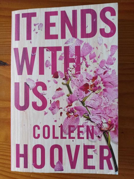Livro "It Ends with Us". Colleen Hoover.