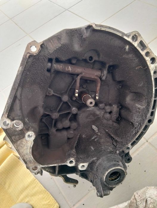 Vendo uma caixa de velocidade de um Peugeot 206 se, a gasolina, segunda mão