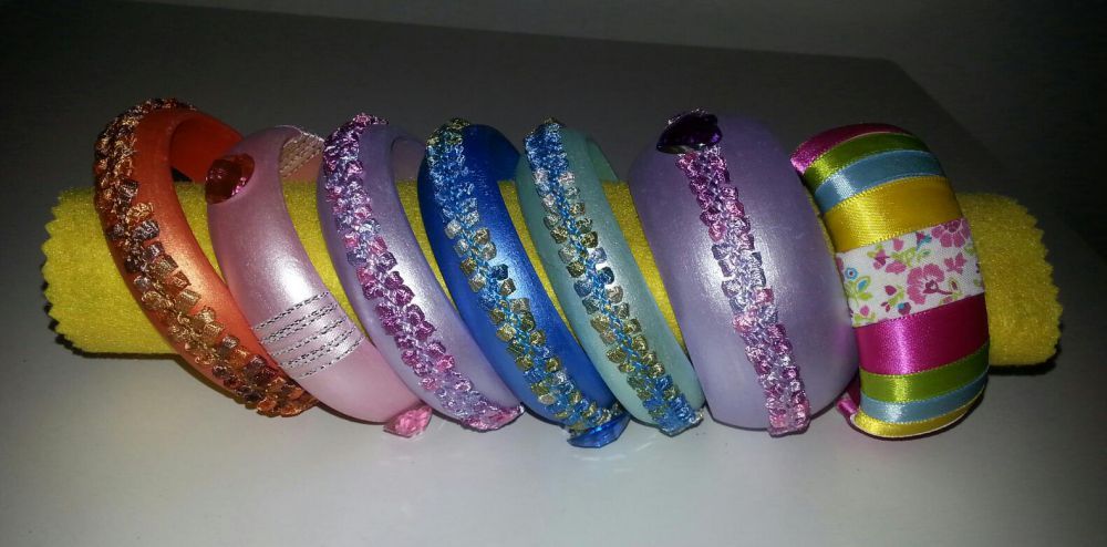 Pulseiras em madeira pintadas e decoradas