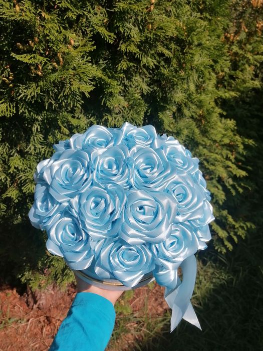 Róże z wstążki satynowej