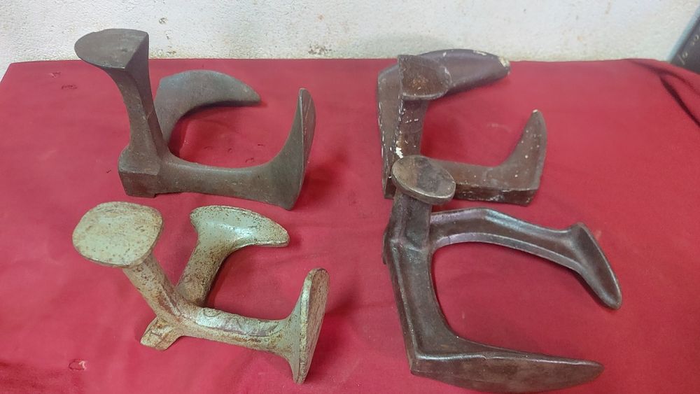 Várias sapateiras antigas