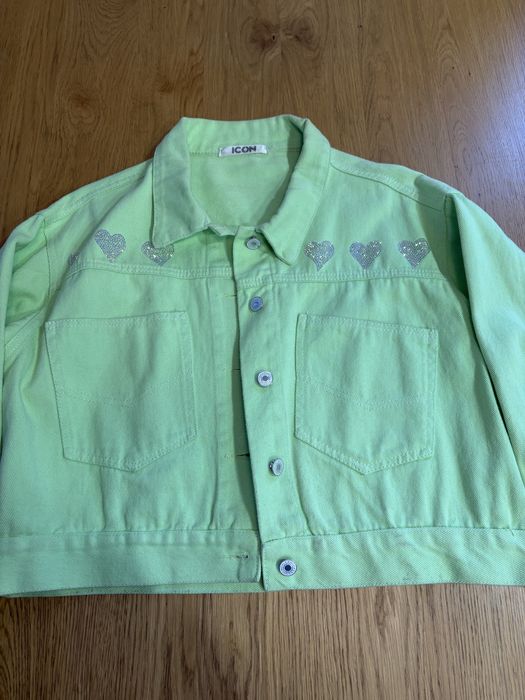 Стильна яскрава куртка вітровка