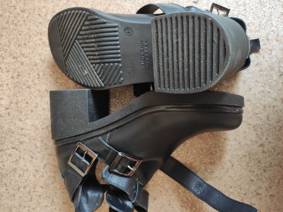 Нові шкіряні черевики