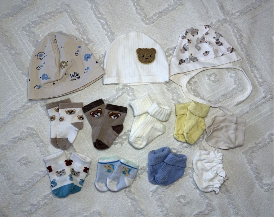 Дитячі шапочки, носочки, царапки