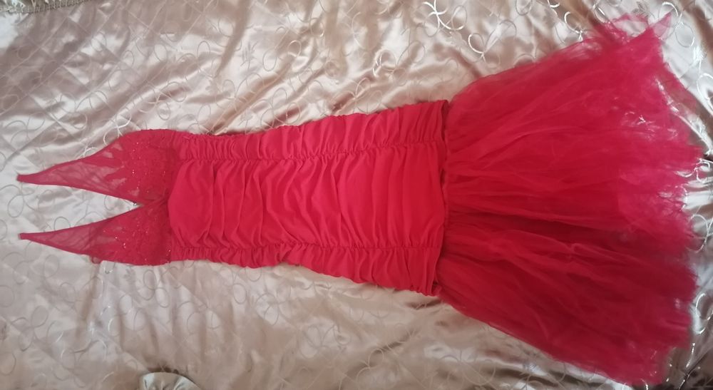 Подається коктельна сукня