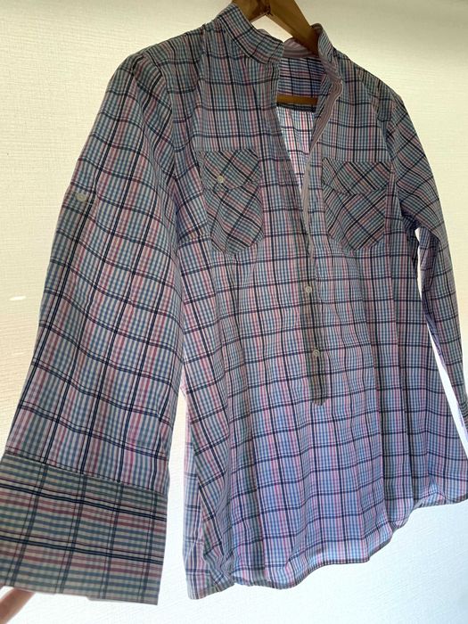 Camisa de riscas azul e rosa