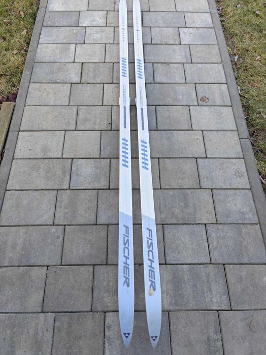 Biegówki. Narty biegowe Fischer plus kijki