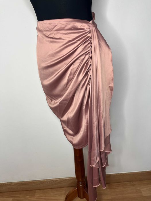 Satynowa spódnica mini z wiązaniem mokka asymetryczna missguided 48