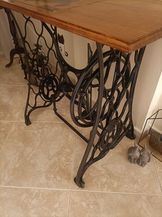 Mesa com estrutura ferro