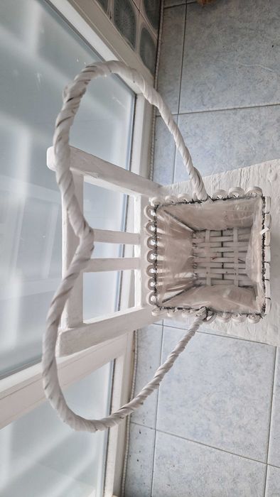 Cesto branco com asa em forma de coração