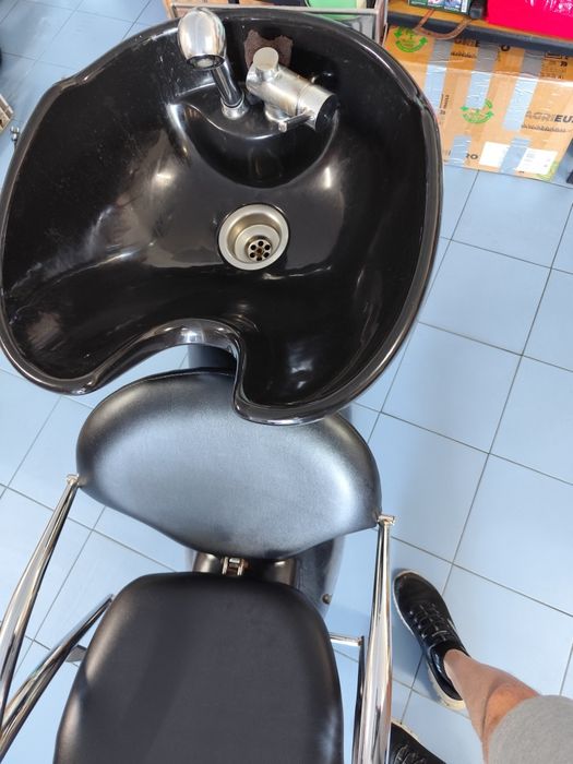 Rampa lava cabeças cabeleireiro e cadeira de corte