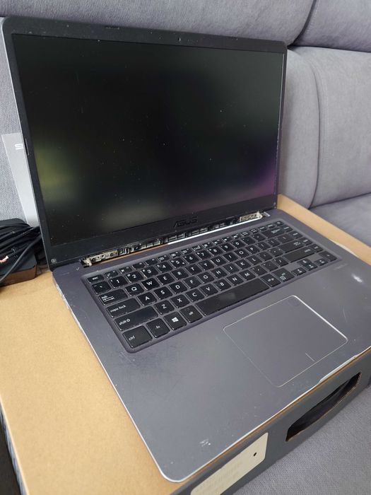 Laptop ASUS R520U