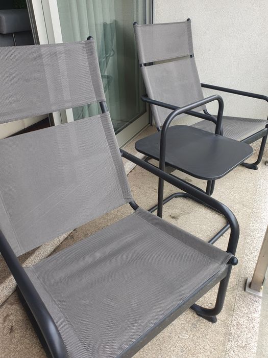 Conjunto exterior – 2 poltronas + mesa de apoio em metal e tecido resi