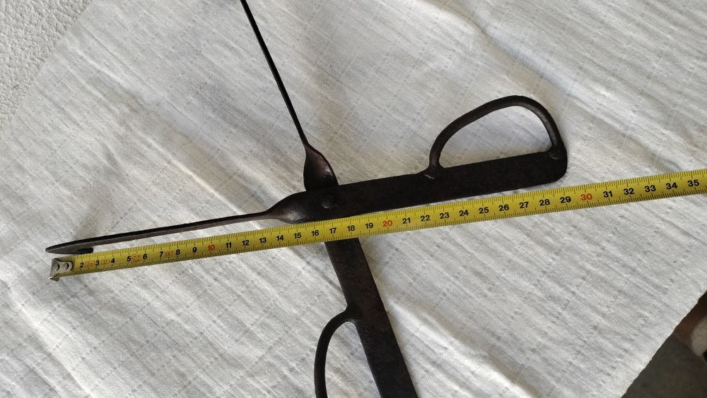 Tenaz antiga pra pegar carvão ou lenha