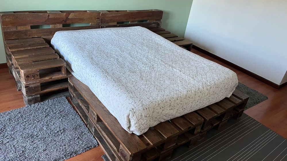 Cama casal de palets tratadas (sem colchão)