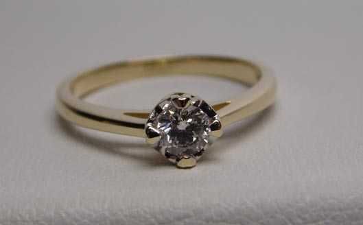Apart złoty pierścionek z diamentem brylant 0,23 ct.