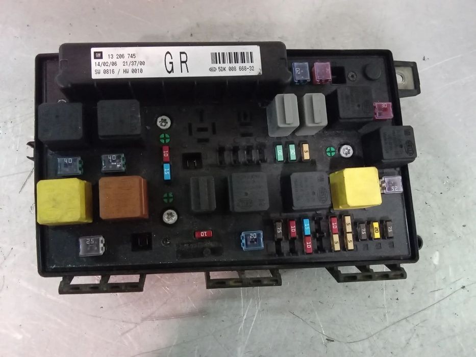 CAIXA DOS FUSIVEIS OPEL ASTRA H -04-09 13206745