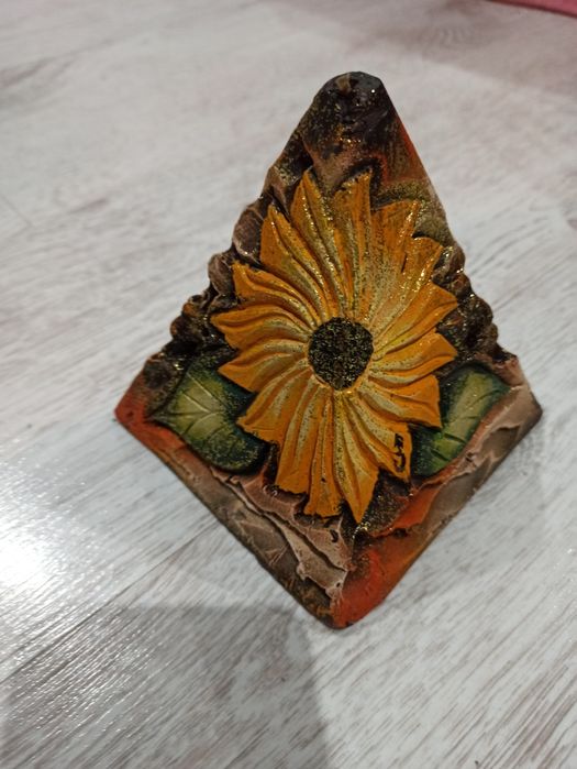 Świeca piramida ręcznie robiona