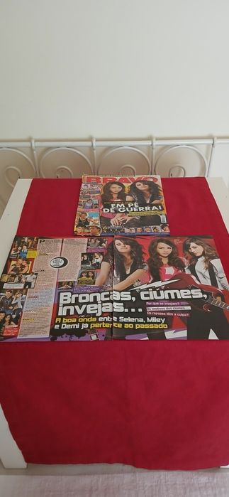 Capa + Artigo Miley, Selena e Demi
