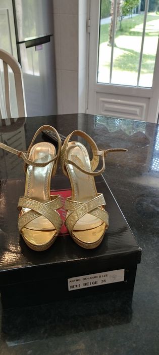 Sandálias n, 36, como novas. douradas.
