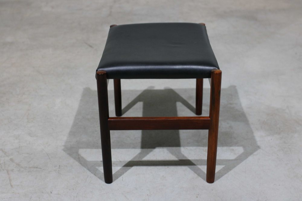 Pousa pés nórdico em pau santo e couro