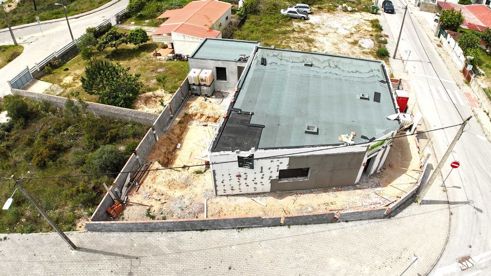 Moradia T4 Térrea 140m2 Palmela NOVA a terminar com garagem e piscina 18m2 Pé Direito 3,40m 3wc