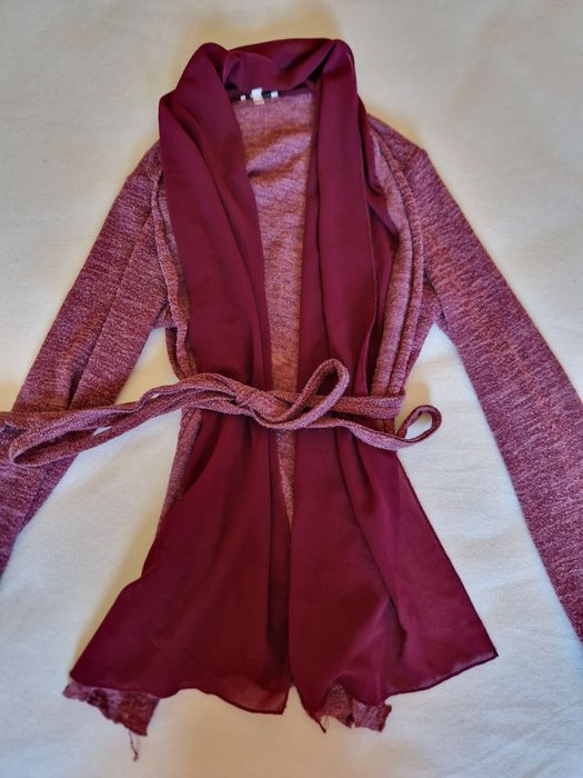 Casaco com cinto bordeaux