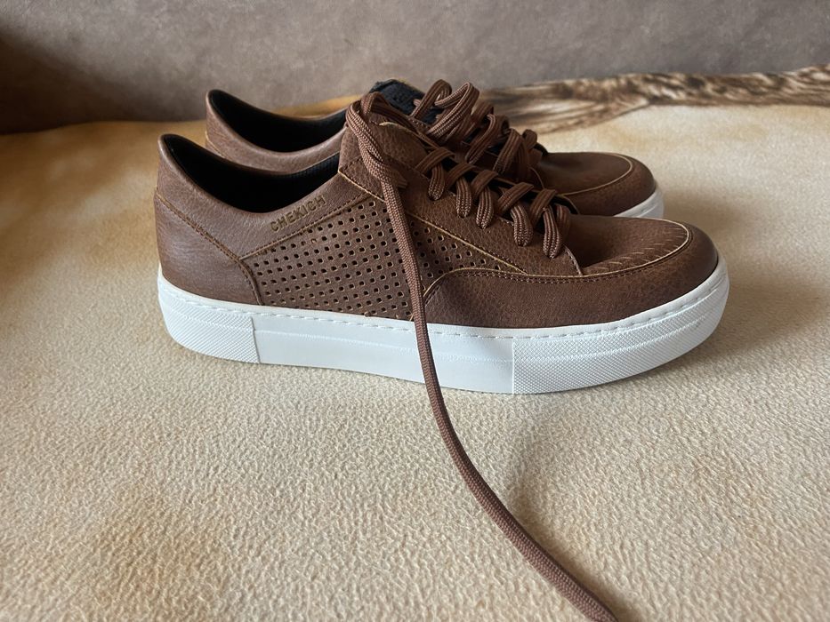 Продам легкі дихающі кросівки