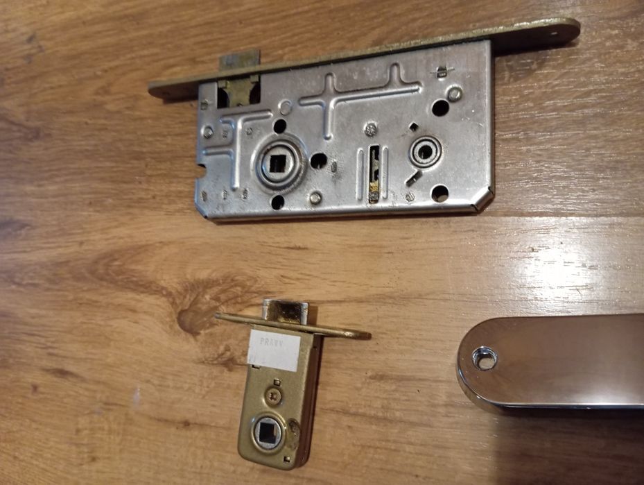 Dwie pary klamek do drzwi łazienka pokój zamek