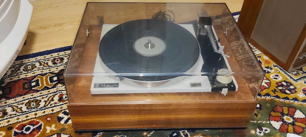 Gira discos PE 33 studio