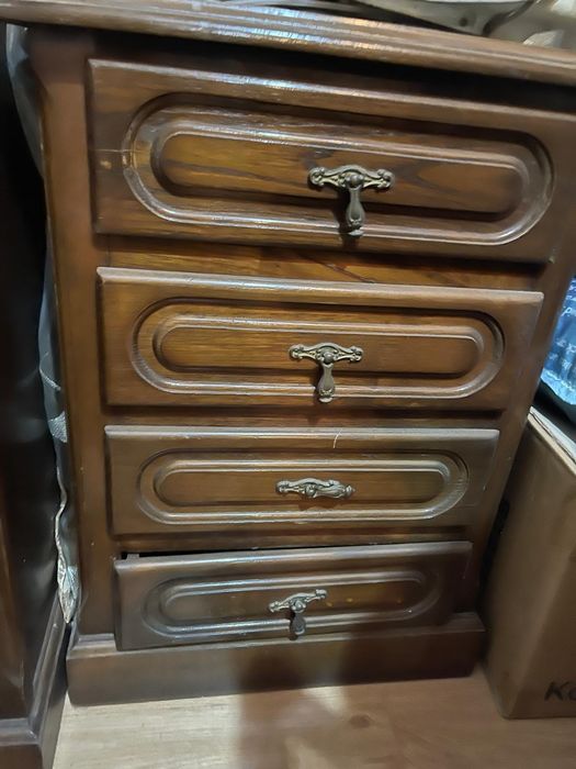 Mobília de Quarto em Madeira – Bom Estado
Vendo mobília de quarto em