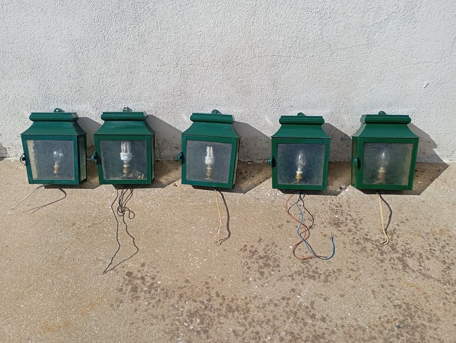 Candeeiros de parede em latão a funcionarem